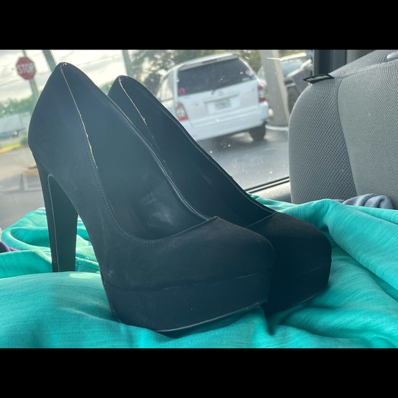 Heels - Picture 2 of 3